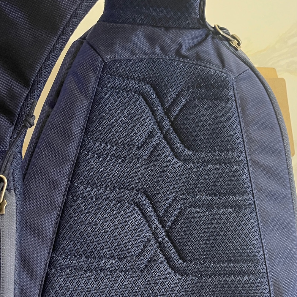 Patagonia Dark Blue Atom Sling 8L NEW with tags!! - Picture 4 of 10